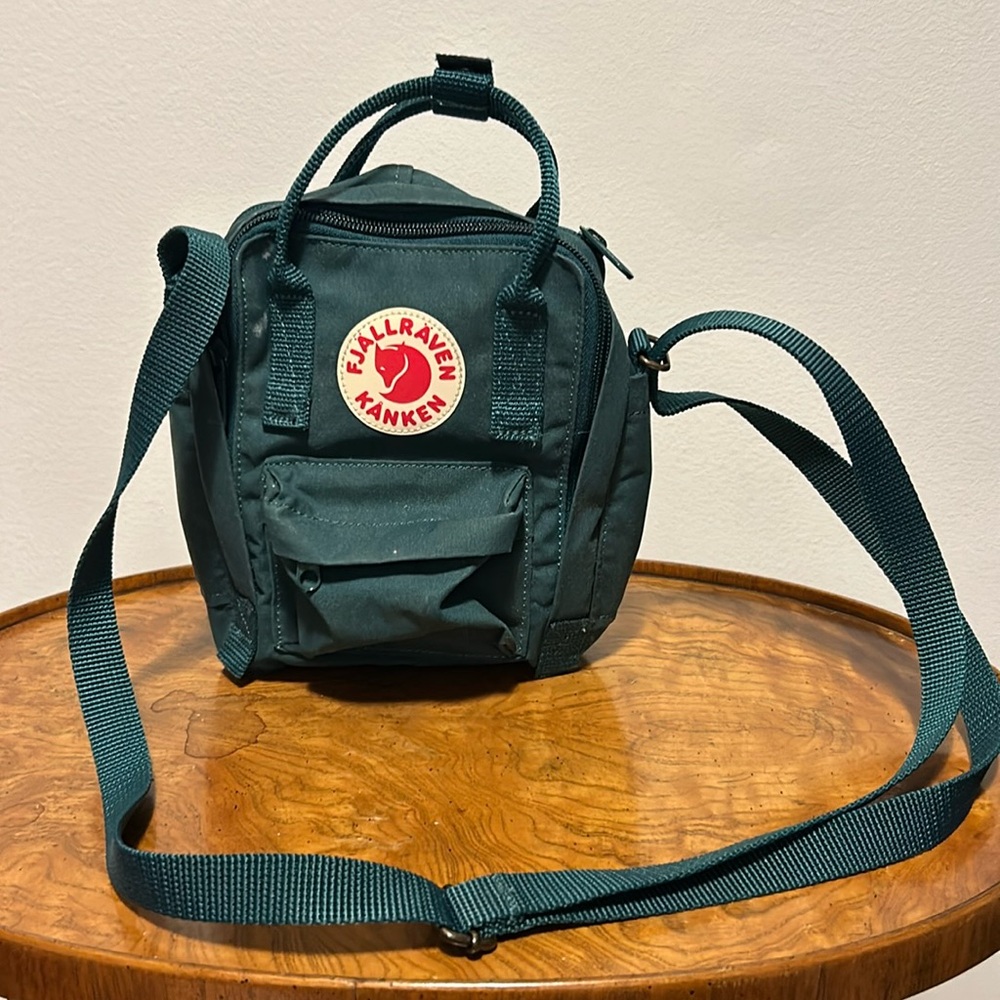 Fjallraven mini kanken in forest green